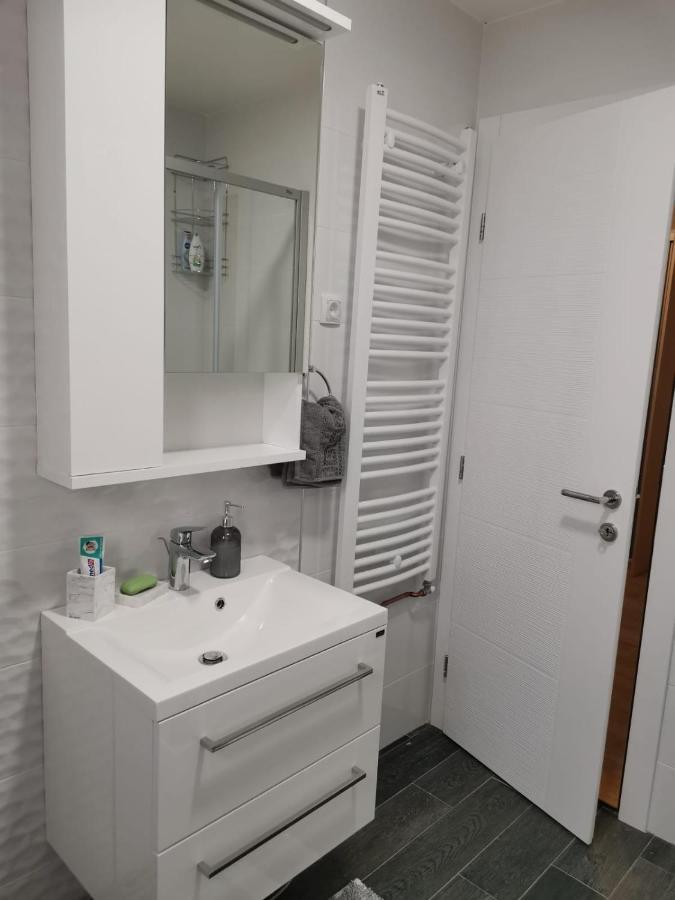 Apartman Jela โนวาวาโรช ภายนอก รูปภาพ